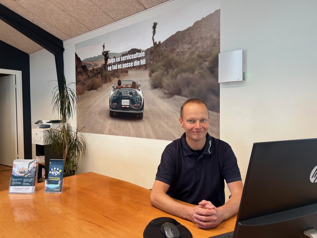 Brian ved skrivebordet