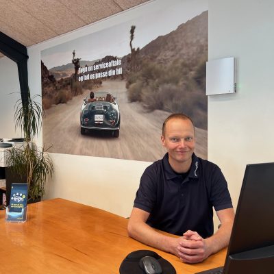 Brian ved skrivebordet Brian ved skrivebordet